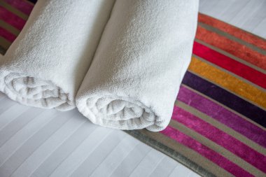 Yatakta gevşeme yatak lüks butik otel, beyaz havlu