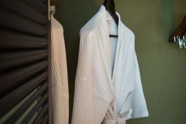 Otel ahşap dolap beyaz bornoz, yakın çekim