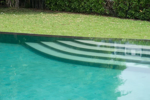 スイミング プールで円形の階段 — ストック写真