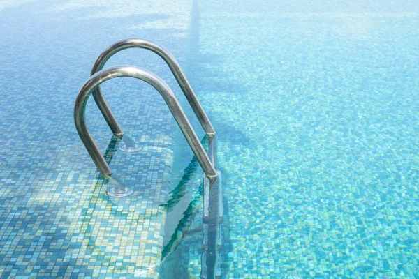 Escalier métallique menant à l'entrée de la piscine — Photo