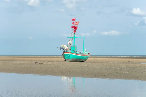 Pescador de cauda longa âncora barco na praia — Fotografia de Stock