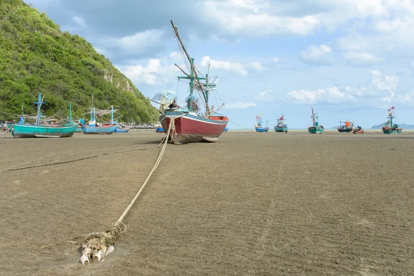 Long tail fisherman boat anchor at the beach — Stock Photo, Image