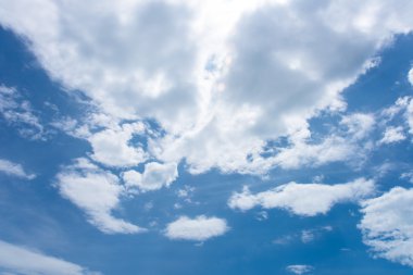 Bulutlu mavi gökyüzü