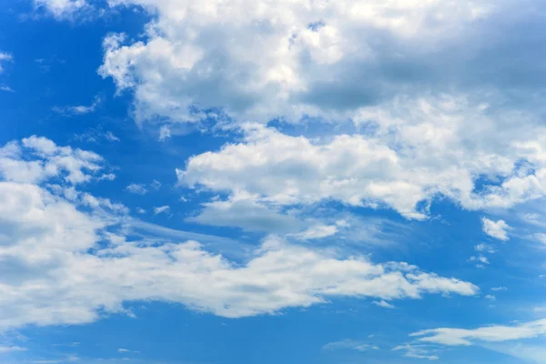 Blauer Himmel mit Wolken — Stockfoto