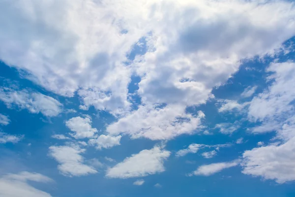 Cielo azul con nubes —  Fotos de Stock