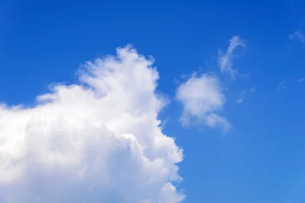 Blauer Himmel mit Wolken — Stockfoto