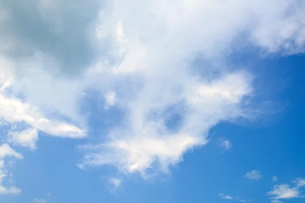 Langit biru dengan awan — Stok Foto