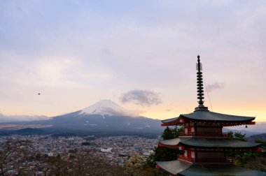 Chureito Pagoda ve Fuji Dağı 'nın gün batımında manzarası. Japonya 'daki Arakurayama Sengen Parkı' ndaki Fujisan Dağı manzarası çok güzel.