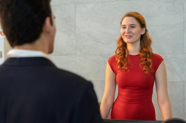 Resepsiyondaki kadın resepsiyonist rezervasyon, rezervasyon odası ya da check-in için. Hoş geldiniz, otel çalışanları.