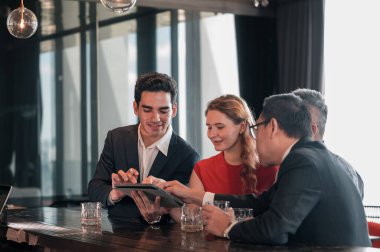 Resmi giyinmiş çeşitli meslekdaşlar ağ kurmaktan, ortaklıktan ve işbirliğinden keyif alıyorlar. İş iletişimi, takım çalışması, liderlik ve kurumsal yaşam tarzı için mükemmel bir kavram.