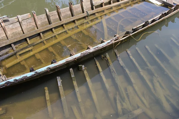 Discarded wood boat in canal — Stock Photo, Image