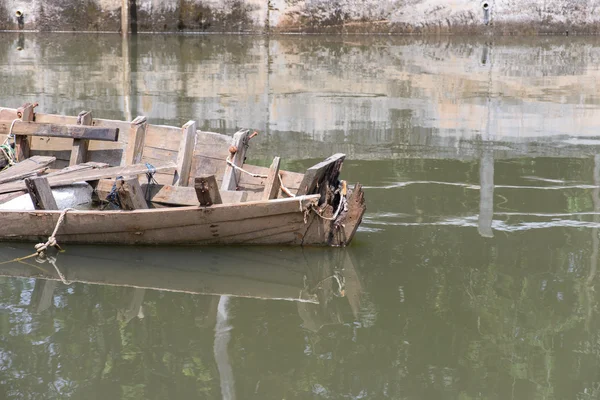 Barco de madeira descartado no canal — Fotografia de Stock
