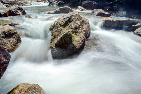 Cascade dans le parc national, Thaïlande — Photo