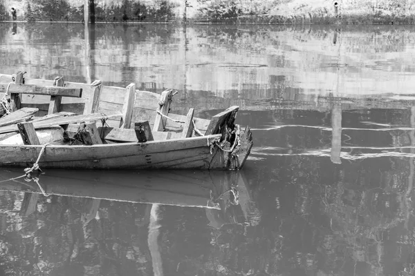 Bote de madera descartada en el canal —  Fotos de Stock