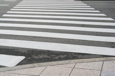 Şehir caddesinde boş yaya geçidi, güvenlik, ulaşım ve modern şehir altyapısının sembolü.