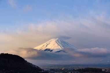 Japonya, Yamanashi 'deki Kawaguchiko Gölü' nde Fuji Dağı. Fujisan Dağı sabah tepesinde bulut tepesiyle