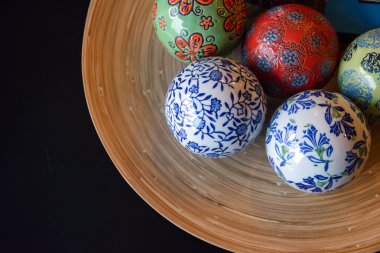 ahşap plaka üzerinde seramik toplar dekoratif