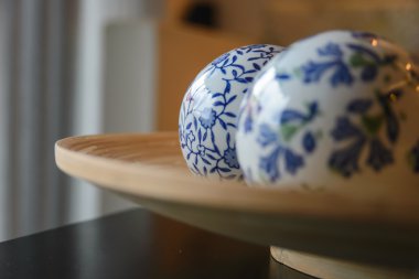 ahşap plaka üzerinde seramik toplar dekoratif