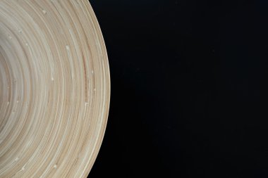 Siyah arka plan üzerine ahşap plaka eğriliği