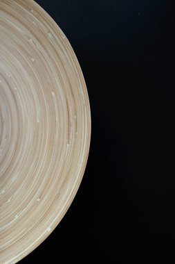 Siyah arka plan üzerine ahşap plaka eğriliği