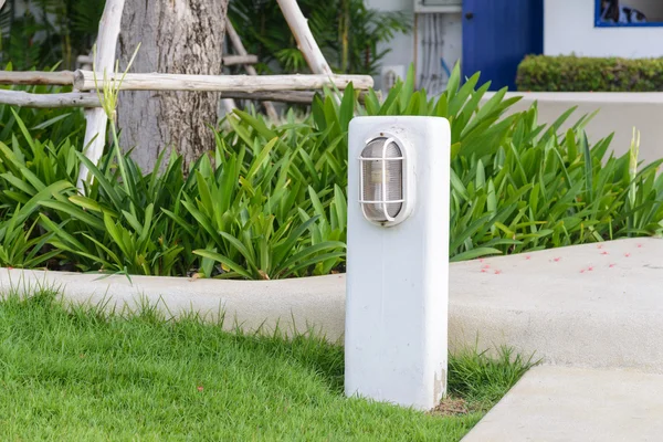 Straßenlaterne im Garten — Stockfoto