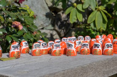Japon karakterli Daruma bebeği (Kanji) Katsuo-ji tapınağında 'Zafer' anlamına gelir. Daruma Bebekleri Tapınağı, Kansai 'yi gezmek için ünlü bir seyahat yeri.