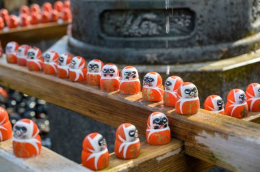 Japon karakterli Daruma bebeği (Kanji) Katsuo-ji tapınağında 'Zafer' anlamına gelir. Daruma Bebekleri Tapınağı, Kansai 'yi gezmek için ünlü bir seyahat yeri.