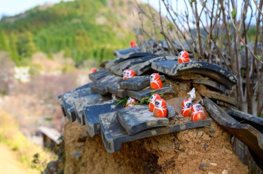 Japon karakterli Daruma bebeği (Kanji) Katsuo-ji tapınağında 'Zafer' anlamına gelir. Daruma Bebekleri Tapınağı, Kansai 'yi gezmek için ünlü bir seyahat yeri.