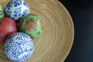 ahşap plaka üzerinde seramik toplar dekoratif