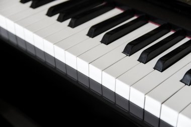 yakın çekim piyano tuşları.