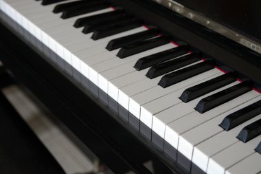 yakın çekim piyano tuşları.