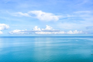 Pattaya, Tayland 'da güneşli bir günde deniz manzarası üzerinde beyaz bulutlar. Güneş ışığının yansımasıyla tropikal deniz suyunun güzel manzarası. Boşluğu kopyala