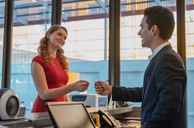 Otel hizmetleri için ödeme yapan bir müşteri. Ödeme için kredi kartı kullanan bir bayan misafir. hizmet oteli ve ödeme konsepti