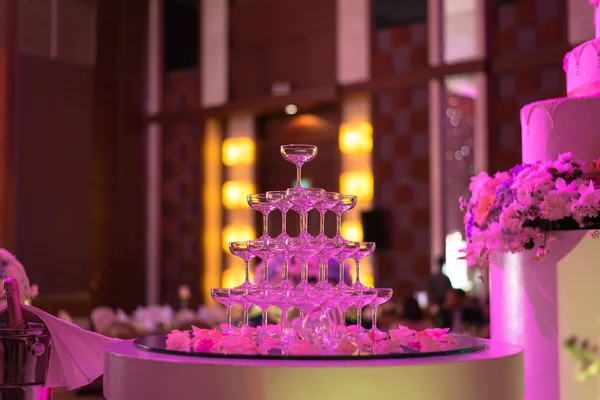 Champagne bril in de ceremonie van het huwelijk, toren van champagneglazen — Stockfoto