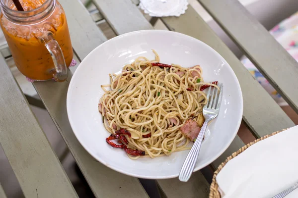 Fűszeres spagetti szalonnával, fokhagymával és a szárított chili, Thai stílusban — Stock Fotó