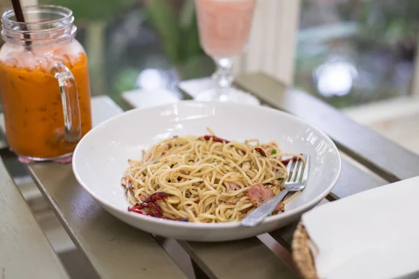 Fűszeres spagetti szalonnával, fokhagymával és a szárított chili, Thai stílusban — Stock Fotó