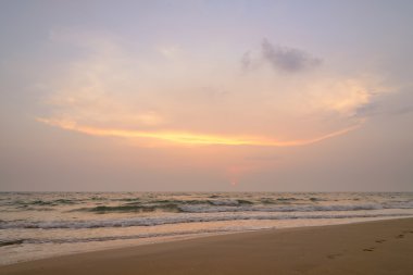 Sahilde gün batımı