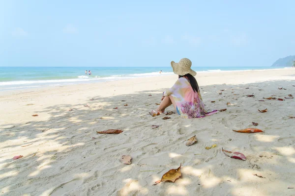 Jonge vrouwelijke ontspannen op tropisch strand op zoek naar zee — Stockfoto