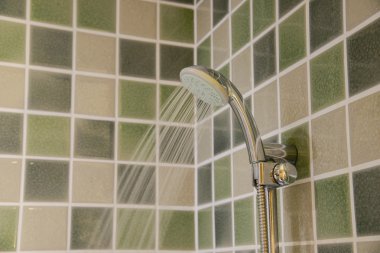 Banyoda su çalışırken kafa duş