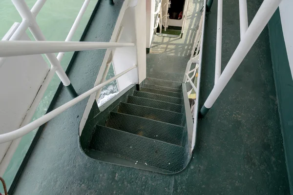 Escadas descer em navio de cruzeiro — Fotografia de Stock