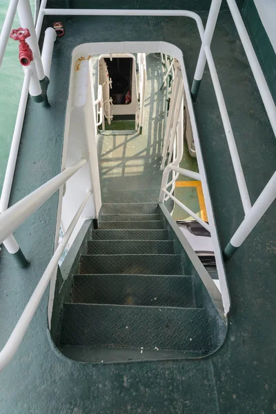 Escadas descer em navio de cruzeiro — Fotografia de Stock