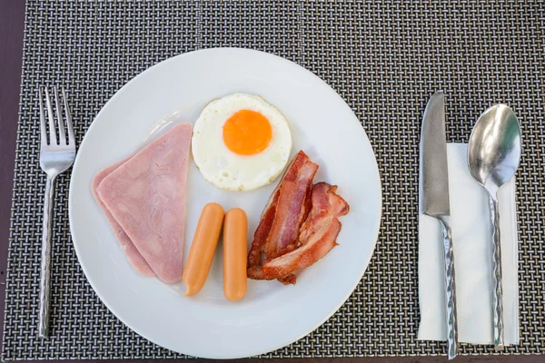 English breakfast with fried eggs, bacon and sausages — Stock Photo, Image