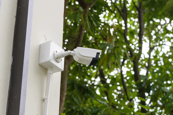 Cctv camera aan de muur — Stockfoto