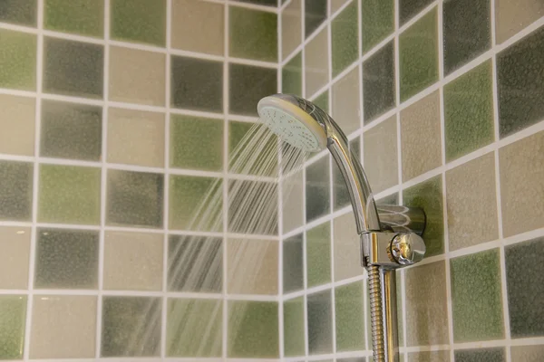 Banyoda su çalışırken kafa duş