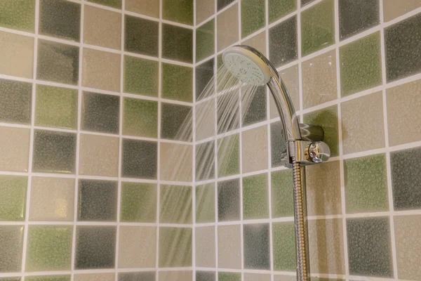 Ducha de cabeza mientras corre el agua en el baño —  Fotos de Stock