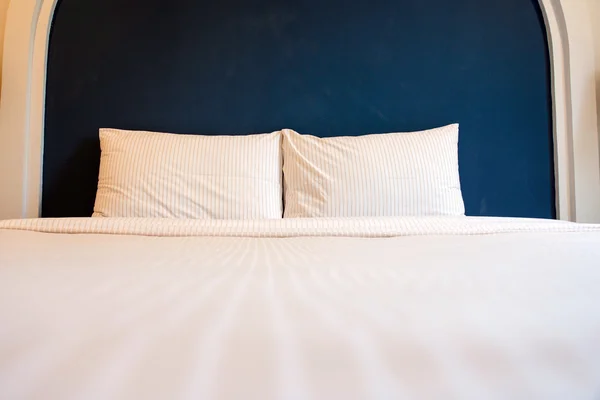 White pillows on bedroom, modern bedroom, modern home — Stock Photo, Image