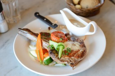 Domuz eti biftek ve sebze salatası