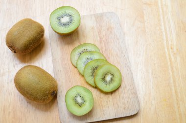 Taze dilimlenmiş kivi ve kesme tahtası üzerinde bıçak