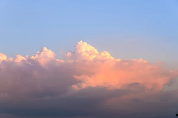 Blauer Himmel und Wolken, Sonnenuntergang — Stockfoto