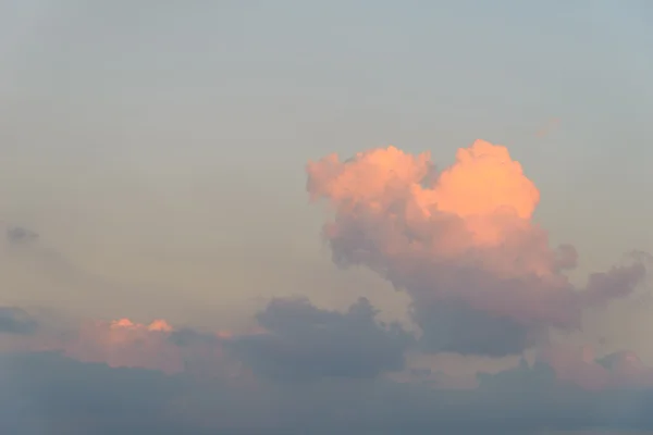 Kék ég és a felhő, a lenyugvó nap — Stock Fotó